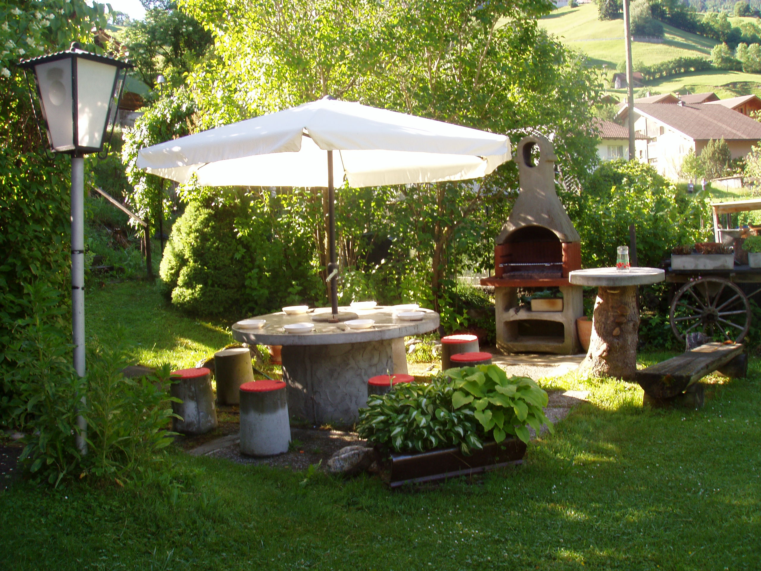 Grillplatz mit Bergblick neben dem Chalet Strong - Ferienhaus Berner Oberland