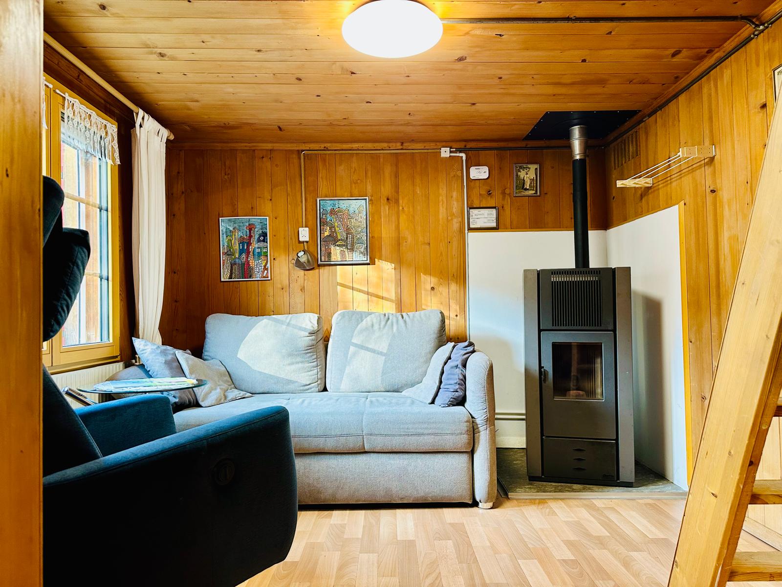 Gemütlicher Wohnbereich mit Pelletofen - Chalet Strong Ferienhaus